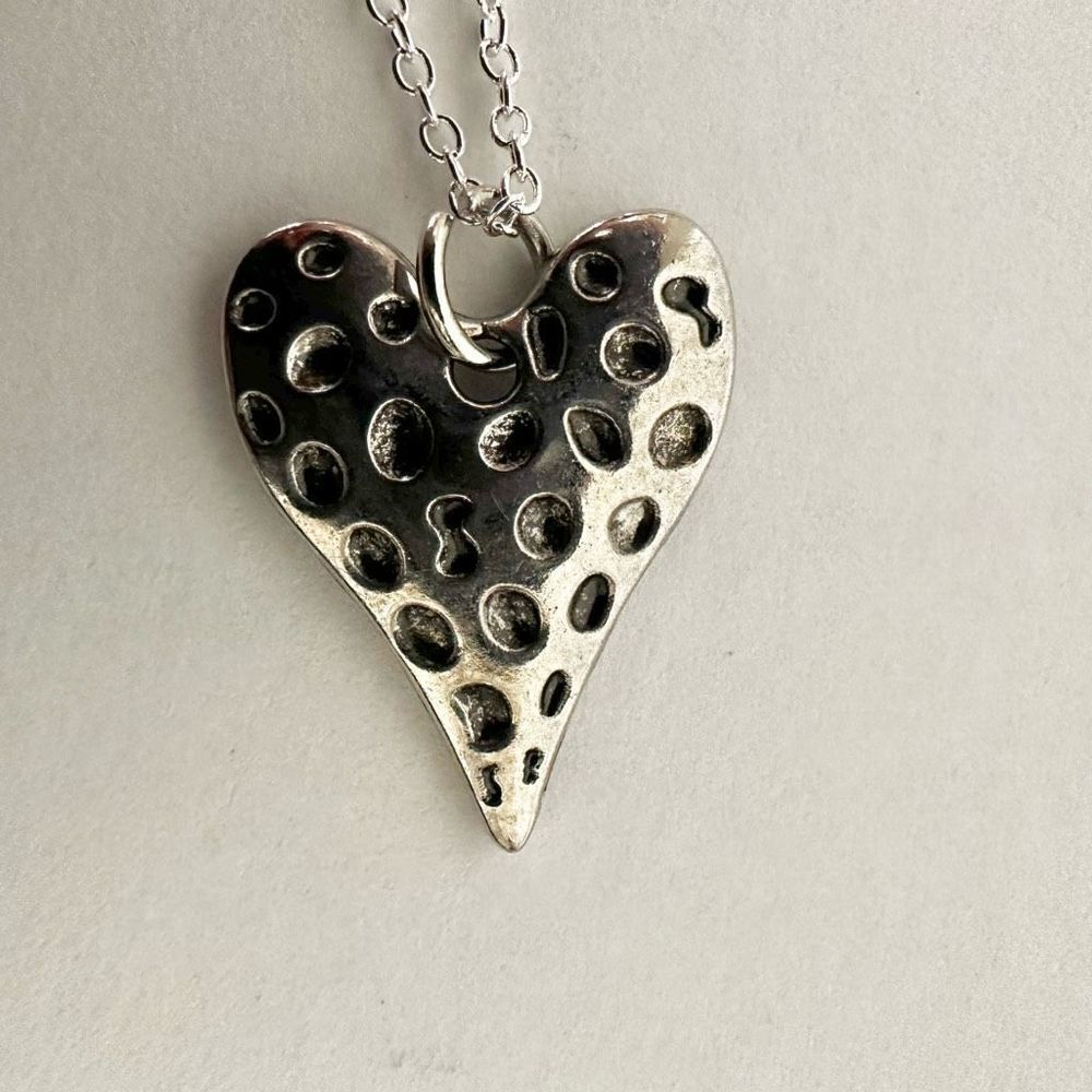 Silver tone heart pendant necklace - Picture 3 of 9